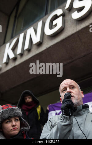 Londres, Royaume-Uni. 26 janvier, 2017. Jim Wolfreys, président du Kings College de Londres, l'UCU solidaire avec l'unisson les membres travaillant pour l'entreprise de nettoyage à sers avec persévérance à compter de KCL à 2 jours de grève à la suite de menaces d'importants changements dans leurs termes et conditions, y compris la réduction de leurs heures de travail et d'éventuelles redondances. Credit : Mark Kerrison/Alamy Live News Banque D'Images