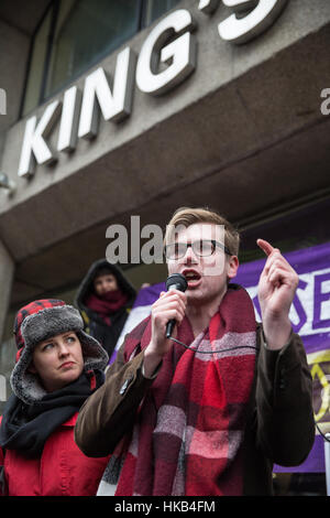 Londres, Royaume-Uni. 26 janvier, 2017. Ben Hunt, Président de l'Union d'étudiants au Kings College de Londres (KCL), solidaire avec l'unisson les membres travaillant pour l'entreprise de nettoyage à sers avec persévérance à compter de KCL à 2 jours de grève à la suite de menaces d'importants changements dans leurs termes et conditions, y compris la réduction de leurs heures de travail et d'éventuelles redondances. Credit : Mark Kerrison/Alamy Live News Banque D'Images