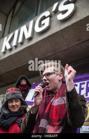 Londres, Royaume-Uni. 26 janvier, 2017. Ben Hunt, Président de l'Union d'étudiants au Kings College de Londres (KCL), solidaire avec l'unisson les membres travaillant pour l'entreprise de nettoyage à sers avec persévérance à compter de KCL à 2 jours de grève à la suite de menaces d'importants changements dans leurs termes et conditions, y compris la réduction de leurs heures de travail et d'éventuelles redondances. Credit : Mark Kerrison/Alamy Live News Banque D'Images