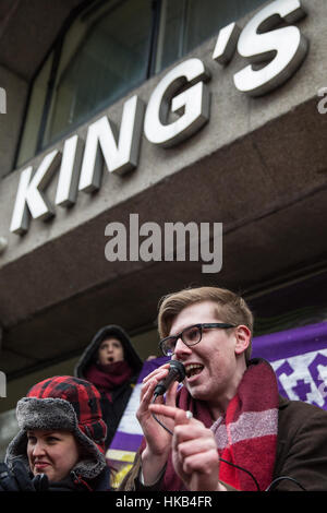 Londres, Royaume-Uni. 26 janvier, 2017. Ben Hunt, Président de l'Union d'étudiants au Kings College de Londres (KCL), solidaire avec l'unisson les membres travaillant pour l'entreprise de nettoyage à sers avec persévérance à compter de KCL à 2 jours de grève à la suite de menaces d'importants changements dans leurs termes et conditions, y compris la réduction de leurs heures de travail et d'éventuelles redondances. Credit : Mark Kerrison/Alamy Live News Banque D'Images
