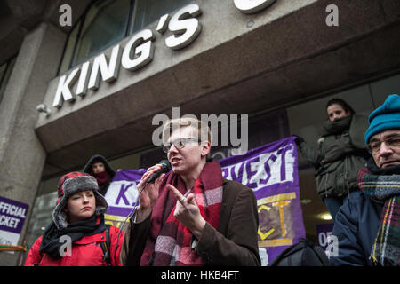 Londres, Royaume-Uni. 26 janvier, 2017. Ben Hunt, Président de l'Union d'étudiants au Kings College de Londres (KCL), solidaire avec l'unisson les membres travaillant pour l'entreprise de nettoyage à sers avec persévérance à compter de KCL à 2 jours de grève à la suite de menaces d'importants changements dans leurs termes et conditions, y compris la réduction de leurs heures de travail et d'éventuelles redondances. Credit : Mark Kerrison/Alamy Live News Banque D'Images