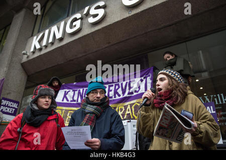Londres, Royaume-Uni. 26 janvier, 2017. Un Kings College student solidaire avec l'unisson les membres travaillant pour l'entreprise de nettoyage sers avec persévérance au Kings College de Londres (KCL) commençant à 2 jours de grève à la suite de menaces d'importants changements dans leurs termes et conditions, y compris la réduction de leurs heures de travail et d'éventuelles redondances. Credit : Mark Kerrison/Alamy Live News Banque D'Images
