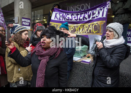 Londres, Royaume-Uni. 26 janvier, 2017. Un unisson montre officielle de solidarité avec l'unisson les membres travaillant pour l'entreprise de nettoyage sers avec persévérance au Kings College de Londres (KCL) commençant à 2 jours de grève à la suite de menaces d'importants changements dans leurs termes et conditions, y compris la réduction de leurs heures de travail et d'éventuelles redondances. Credit : Mark Kerrison/Alamy Live News Banque D'Images