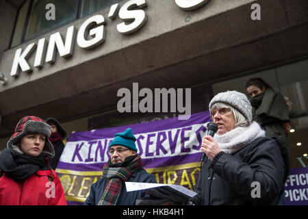 Londres, Royaume-Uni. 26 janvier, 2017. Un unisson montre officielle de solidarité avec l'unisson les membres travaillant pour l'entreprise de nettoyage sers avec persévérance au Kings College de Londres (KCL) commençant à 2 jours de grève à la suite de menaces d'importants changements dans leurs termes et conditions, y compris la réduction de leurs heures de travail et d'éventuelles redondances. Credit : Mark Kerrison/Alamy Live News Banque D'Images