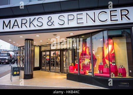 Londres, Royaume-Uni. 26 janvier 2017. Détaillant britannique Marks & Spencer afficher windows Nouvel An chinois dans un certain nombre de magasins au Royaume-Uni, y compris l'Edgware Road Crédit : CAMimage/Alamy Live News Banque D'Images