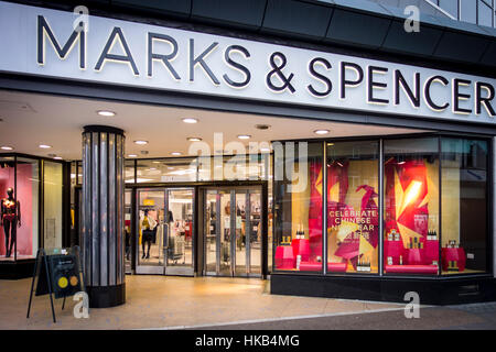 Londres, Royaume-Uni. 26 janvier 2017. Détaillant britannique Marks & Spencer afficher windows Nouvel An chinois dans un certain nombre de magasins au Royaume-Uni, y compris l'Edgware Road Crédit : CAMimage/Alamy Live News Banque D'Images