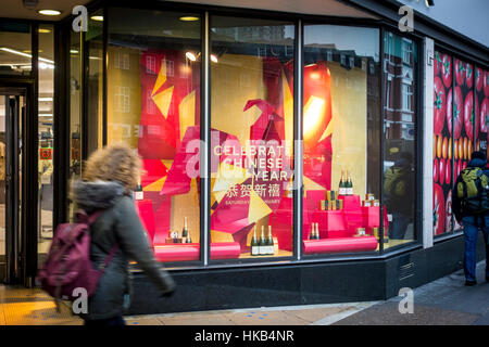 Londres, Royaume-Uni. 26 janvier 2017. Détaillant britannique Marks & Spencer afficher windows Nouvel An chinois dans un certain nombre de magasins au Royaume-Uni, y compris l'Edgware Road Crédit : CAMimage/Alamy Live News Banque D'Images