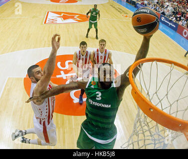 Belgrade, Serbie. 26 janvier, 2017. K.C. Les rivières (R) de Panathinaikos monte au panier pendant la saison régulière 20 Ronde match de basket Euroleague entre Stade Crvena Zvezda et Panathinaikos à Belgrade, en Serbie. Crvena Zvezda a gagné 72-66. Credit : Predrag Milosavljevic/Xinhua/Alamy Live News Banque D'Images