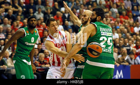 Belgrade, Serbie. 26 janvier, 2017. Stade Crvena Zvezda Stefan Jovic (2L) passe le ballon passé Nick Calathes (2e R) et Ioannis Bourousis (1e R) pendant leur saison régulière ronde 20 Euroligue de basket-ball match à Belgrade, en Serbie. Crvena Zvezda a gagné 72-66. Credit : Predrag Milosavljevic/Xinhua/Alamy Live News Banque D'Images