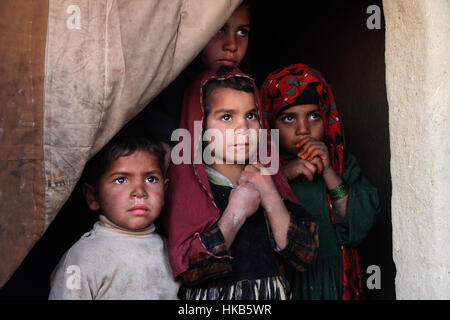 Mehtarlam, Afghanistan. 26 janvier, 2017. Les enfants déplacés afghans se tenir dans leur tente dans l'est de la province de Laghman, Afghanistan. Plus d'un million de personnes ont fui leurs foyers en raison de conflits dans le pays, selon des responsables. Credit : Rahman Safi/Xinhua/Alamy Live News Banque D'Images