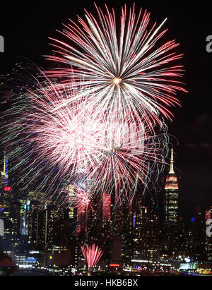 New York, USA. 26 janvier, 2017. Feux d'artifice illuminent le ciel au-dessus de la rivière Hudson dans les célébrations de la Nouvelle Année lunaire chinoise à New York, États-Unis, le 26 janvier, 2017. Credit : Qin Lang/Xinhua/Alamy Live News Banque D'Images