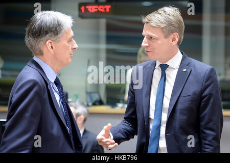 Bruxelles, Bxl, Belgique. 27 Jan, 2017. Chancelier de l'Échiquier britannique Philip Hammond (L), et P. Bolund Swesish Ministre pour les marchés financiers et de la consommation, Sous-ministre des Finances avant le début d'une réunion des ministres européens Fnance (ECOFIN) à Bruxelles, Belgique le 27.01.2017 par Wiktor Dabkowski Wiktor Dabkowski/crédit : ZUMA Wire/Alamy Live News Banque D'Images