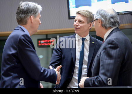 Bruxelles, Bxl, Belgique. 27 Jan, 2017. Chancelier de l'Échiquier britannique Philip Hammond (L), p. Bolund Swesish Ministre pour les marchés financiers et de la consommation, Sous-ministre des Finances et ministre des Finances de Malte Edward SCICLUNA (R) avant le début d'une réunion des ministres européens Fnance (ECOFIN) à Bruxelles, Belgique le 27.01.2017 par Wiktor Dabkowski Wiktor Dabkowski/crédit : ZUMA Wire/Alamy Live News Banque D'Images