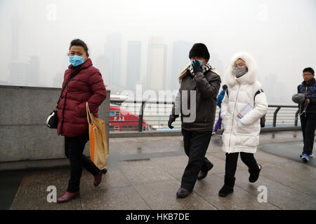 Shanghai, Chine. 27 Jan, 2017. Les touristes sur le Bund de Shanghai de la pollution de pointe. - Gilles Aygalenq/Le Pictorium Crédit : Le Pictorium/Alamy Live News Banque D'Images