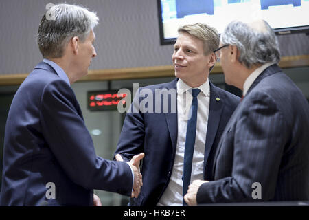 Chancelier de l'Échiquier britannique Philip Hammond (L), p. Bolund Swesish Ministre pour les marchés financiers et de la consommation, Sous-ministre des Finances et ministre des Finances de Malte Edward SCICLUNA (R) avant le début d'une réunion des ministres européens Fnance (ECOFIN) à Bruxelles, Belgique le 27.01.2017 par Wiktor Dabkowski | conditions dans le monde entier Banque D'Images