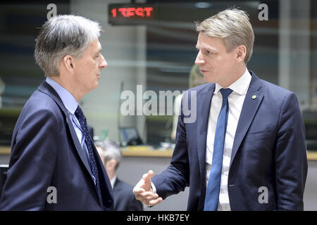 Chancelier de l'Échiquier britannique Philip Hammond (L), et P. Bolund Swesish Ministre pour les marchés financiers et de la consommation, Sous-ministre des Finances avant le début d'une réunion des ministres européens Fnance (ECOFIN) à Bruxelles, Belgique le 27.01.2017 par Wiktor Dabkowski | conditions dans le monde entier Banque D'Images