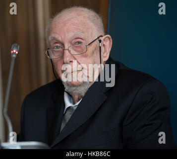 Brentwood, 27 janvier 2017, Edgar Guest parle aux élèves de l'International Holocaust Memorial Day 2017 Crédit : exposition Ian Davidson/Alamy Live News Banque D'Images