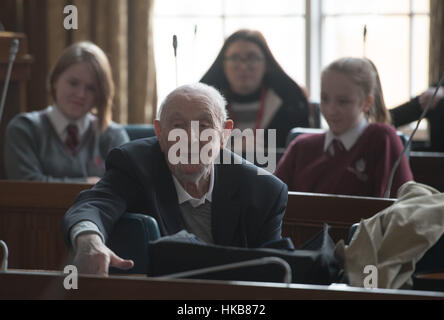 Brentwood, 27 janvier 2017, Edgar Guest, un survivant de l'holocauste, parle aux élèves de l'International Holocaust Memorial Day 2017 Crédit : exposition Ian Davidson/Alamy Live News Banque D'Images