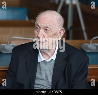 Brentwood, 27 janvier 2017, Edgar Guest, un survivant de l'holocauste, parle aux élèves de l'International Holocaust Memorial Day 2017 Crédit : exposition Ian Davidson/Alamy Live News Banque D'Images