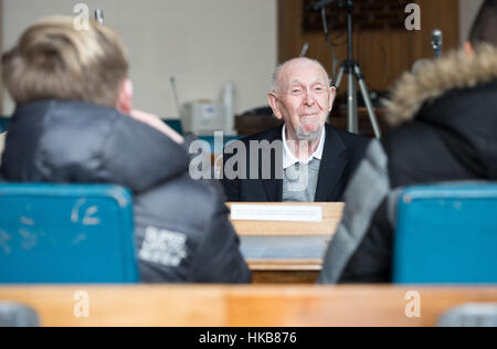 Brentwood, 27 janvier 2017, Edgar Gues, un tostudents holcaust survivant, parle à l'International Holcaust Memorial Day 2017 Crédit : exposition Ian Davidson/Alamy Live News Banque D'Images