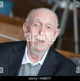 Brentwood, 27 janvier 2017, Edgar Guest, un tostudents holcaust survivant, parle à l'International Holcaust Memorial Day 2017 Crédit : exposition Ian Davidson/Alamy Live News Banque D'Images