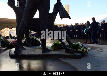 Oranienburg, Allemagne. 27 Jan, 2017. Un grand nombre de personnes prenant part à un événement commémoratif au camp de concentration de Sachsenhausen à Oranienburg, Allemagne, 27 janvier 2017. La journée de souvenir des victimes du national-socialisme (nazisme) est le 27 janvier 2017. Photo : Maurizio Gambarini/dpa/Alamy Live News Banque D'Images