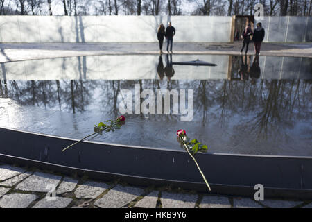 Janvier 27, 2017 - Berlin, Berlin, Allemagne - Mémorial des Sinti et Roms victimes du national-socialisme sur International Holocaust Remembrance Day, un jour commémoratif de l'international le 27 janvier. Le mémorial a été conçu par l'artiste israélien Dani Karavan et se compose d'un sombre, l'eau de piscine circulaire au centre de laquelle il y a une pierre triangulaire. (Crédit Image : © Jan Scheunert via Zuma sur le fil) Banque D'Images