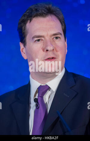 Pix fichier : Londres, Royaume-Uni. 13 Oct, 2011. Chancelier de l'Échiquier, George Osborne MP Rt Hon ouvre la nouvelle BlackRock European HQ à Drapers Jardins de la ville de Londres. BlackRock est le plus grand gestionnaire de l'argent dans le monde. 13 octobre 2011.George Osborne a été engagé comme conseiller auprès de BlackRock, le plus grand gestionnaire de fonds. Crédit : Guy Bell/Alamy Live News Banque D'Images
