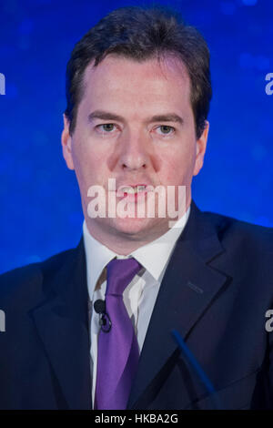 Pix fichier : Londres, Royaume-Uni. 13 Oct, 2011. Chancelier de l'Échiquier, George Osborne MP Rt Hon ouvre la nouvelle BlackRock European HQ à Drapers Jardins de la ville de Londres. BlackRock est le plus grand gestionnaire de l'argent dans le monde. 13 octobre 2011.George Osborne a été engagé comme conseiller auprès de BlackRock, le plus grand gestionnaire de fonds. Crédit : Guy Bell/Alamy Live News Banque D'Images