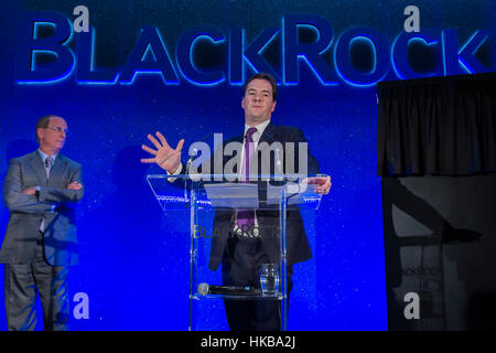 Pix fichier : Londres, Royaume-Uni. 13 Oct, 2011. Chancelier de l'Échiquier, George Osborne MP Rt Hon ouvre la nouvelle BlackRock European HQ à Drapers Jardins de la ville de Londres. BlackRock est le plus grand gestionnaire de l'argent dans le monde. 13 octobre 2011.George Osborne a été engagé comme conseiller auprès de BlackRock, le plus grand gestionnaire de fonds. Crédit : Guy Bell/Alamy Live News Banque D'Images