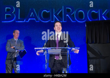 Pix fichier : Londres, Royaume-Uni. 13 Oct, 2011. Chancelier de l'Échiquier, George Osborne MP Rt Hon ouvre la nouvelle BlackRock European HQ à Drapers Jardins de la ville de Londres. BlackRock est le plus grand gestionnaire de l'argent dans le monde. 13 octobre 2011.George Osborne a été engagé comme conseiller auprès de BlackRock, le plus grand gestionnaire de fonds. Crédit : Guy Bell/Alamy Live News Banque D'Images