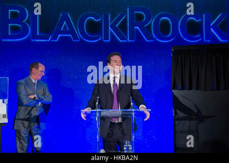 Pix fichier : Londres, Royaume-Uni. 13 Oct, 2011. Chancelier de l'Échiquier, George Osborne MP Rt Hon ouvre la nouvelle BlackRock European HQ à Drapers Jardins de la ville de Londres. BlackRock est le plus grand gestionnaire de l'argent dans le monde. 13 octobre 2011.George Osborne a été engagé comme conseiller auprès de BlackRock, le plus grand gestionnaire de fonds. Crédit : Guy Bell/Alamy Live News Banque D'Images