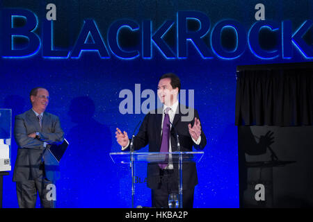 Pix fichier : Londres, Royaume-Uni. 13 Oct, 2011. Chancelier de l'Échiquier, George Osborne MP Rt Hon ouvre la nouvelle BlackRock European HQ à Drapers Jardins de la ville de Londres. BlackRock est le plus grand gestionnaire de l'argent dans le monde. 13 octobre 2011.George Osborne a été engagé comme conseiller auprès de BlackRock, le plus grand gestionnaire de fonds. Crédit : Guy Bell/Alamy Live News Banque D'Images