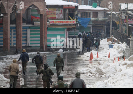 Srinagar, au Cachemire. 26 janvier 2017. Un soldat indien a le pouvoir d'un des manifestants au cours d'une manifestation à l'extérieur de Jamia Masjid à Srinagar.kashmir.pro sous contrôle indien protester contre la liberté éclate dans la vieille ville de Srinagar peu après la prière du vendredi s'est terminée plus tard, la police a chassé le manifestant pour les disperser. Sakib Crédit : makhdoomi/Alamy Live News Banque D'Images