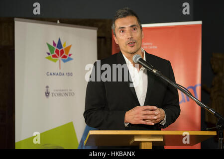 Toronto, Canada. 26 janvier, 2017. Artiste des Premières Nations canadiennes Kent Monkman parlant lors du vernissage de honte & préjudice : Une histoire de résistance, une exposition d'art se penche sur les 150 ans de l'expérience autochtone au Canada, à l'Art Museum de l'Université de Toronto. Dominic Chan/EXImages EXImages : Crédit/Alamy Live News Banque D'Images