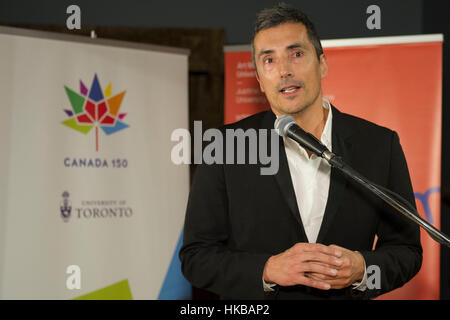 Toronto, Canada. 26 janvier, 2017. Artiste des Premières Nations canadiennes Kent Monkman parlant lors du vernissage de honte & préjudice : Une histoire de résistance, une exposition d'art se penche sur les 150 ans de l'expérience autochtone au Canada, à l'Art Museum de l'Université de Toronto. Dominic Chan/EXImages EXImages : Crédit/Alamy Live News Banque D'Images