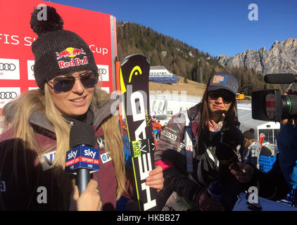 US-skieur américain Lindsey Vonn (l) parle de sa chute au cours de la formation de la descente femmes à Cortina d'Ampezzo, Italie, 27 janvier 2017. Son PR advisor Enrica Cipriani est visible sur la droite. Photo : Maximilian Haupt/dpa Banque D'Images