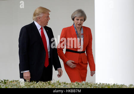 Washington DC, USA. 27 janvier 2017. Le Président des Etats-Unis, Donald Trump et premier ministre Theresa Peut du Royaume-Uni à pied de la colonnade de la Maison Blanche à Washington, D.C, le 27 janvier 2017. Credit : MediaPunch Inc/Alamy Live News Banque D'Images