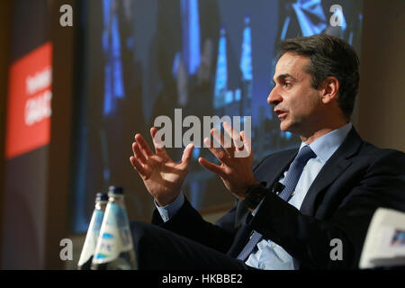 Athènes, Grèce. 27 Jan, 2017. L'opposition grecque, chef du parti Nouvelle Démocratie Kyriakos Mitsotakis prend part à un débat sur 'l'Amérique et l'Europe dans le monde", organisée par le 'The Economist' à Athènes, Grèce, le 27 janvier 2017. ©Elias Verdi/Alamy Live News Banque D'Images