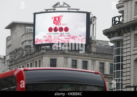 Londres, Royaume-Uni. 27 Jan, 2017. Images célébrant le Nouvel An lunaire chinois sont affichés sur l'écran LG à Piccadilly Circus, à Londres. Crédit : Tim Irlande/Xinhua/Alamy Live News Banque D'Images