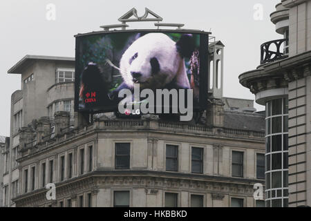 Londres, Royaume-Uni. 27 Jan, 2017. Images célébrant le Nouvel An lunaire chinois sont affichés sur l'écran LG à Piccadilly Circus, à Londres. Crédit : Tim Irlande/Xinhua/Alamy Live News Banque D'Images