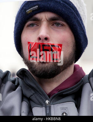 Washington, DC, USA. 27 janvier, 2017.Des milliers de militants pro-vie de mars le National Mall à l'édifice de la Cour pro-vie annuel de mars. De nombreux militants pro-choix aussi se rassembler devant la Cour suprême, où les deux côtés protester côte à côte. Credit : B Christopher/Alamy Live News Banque D'Images