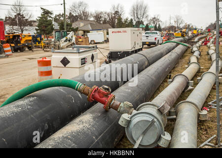 Fraser, USA. 27 janvier, 2017. L'effondrement d'un 11 pieds de large ligne d'égout souterrain menace les problèmes environnementaux pour 11 communautés dans la banlieue de Detroit. L'effondrement a créé un gouffre qui a détruit trois maisons. Estiment que la réparation de la ligne d'égout pourrait coûter 100 millions de dollars. Jusqu'à ce que la ligne est fixé, ils disent qu'il peut être nécessaire de détourner les eaux d'égout brutes dans la rivière Clinton. Crédit : Jim West/Alamy Live News Banque D'Images