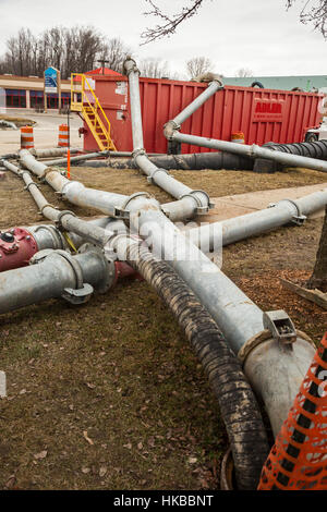 Fraser, USA. 27 janvier, 2017. L'effondrement d'un 11 pieds de large ligne d'égout souterrain menace les problèmes environnementaux pour 11 communautés dans la banlieue de Detroit. L'effondrement a créé un gouffre qui a détruit trois maisons. Estiment que la réparation de la ligne d'égout pourrait coûter 100 millions de dollars. Jusqu'à ce que la ligne est fixé, ils disent qu'il peut être nécessaire de détourner les eaux d'égout brutes dans la rivière Clinton. Crédit : Jim West/Alamy Live News Banque D'Images