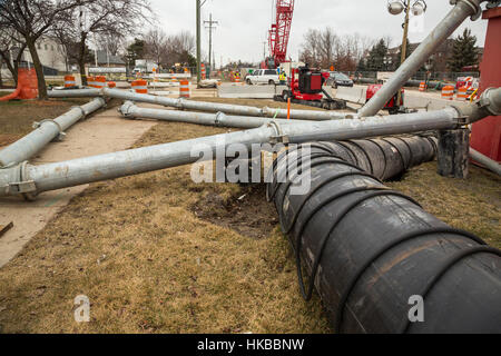 Fraser, USA. 27 janvier, 2017. L'effondrement d'un 11 pieds de large ligne d'égout souterrain menace les problèmes environnementaux pour 11 communautés dans la banlieue de Detroit. L'effondrement a créé un gouffre qui a détruit trois maisons. Estiment que la réparation de la ligne d'égout pourrait coûter 100 millions de dollars. Jusqu'à ce que la ligne est fixé, ils disent qu'il peut être nécessaire de détourner les eaux d'égout brutes dans la rivière Clinton. Crédit : Jim West/Alamy Live News Banque D'Images