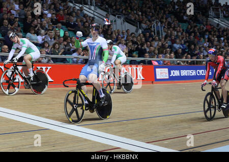 Manchester, UK. 27 Jan, 2017. Lewis Oliva a pris la première place dans la finale Keirin hommes durant 2017 HSBC UK National Track Championships au Centre National de cyclisme, Manchester. Crédit : Dan Cooke Banque D'Images