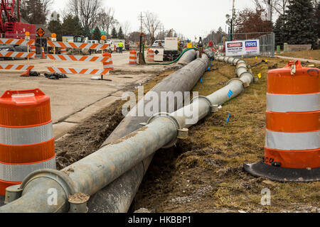 Fraser, USA. 27 janvier, 2017. L'effondrement d'un 11 pieds de large ligne d'égout souterrain menace les problèmes environnementaux pour 11 communautés dans la banlieue de Detroit. L'effondrement a créé un gouffre qui a détruit trois maisons. Estiment que la réparation de la ligne d'égout pourrait coûter 100 millions de dollars. Jusqu'à ce que la ligne est fixé, ils disent qu'il peut être nécessaire de détourner les eaux d'égout brutes dans la rivière Clinton. Crédit : Jim West/Alamy Live News Banque D'Images