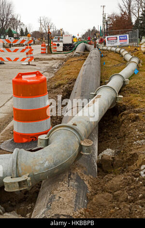 Fraser, USA. 27 janvier, 2017. L'effondrement d'un 11 pieds de large ligne d'égout souterrain menace les problèmes environnementaux pour 11 communautés dans la banlieue de Detroit. L'effondrement a créé un gouffre qui a détruit trois maisons. Estiment que la réparation de la ligne d'égout pourrait coûter 100 millions de dollars. Jusqu'à ce que la ligne est fixé, ils disent qu'il peut être nécessaire de détourner les eaux d'égout brutes dans la rivière Clinton. Crédit : Jim West/Alamy Live News Banque D'Images