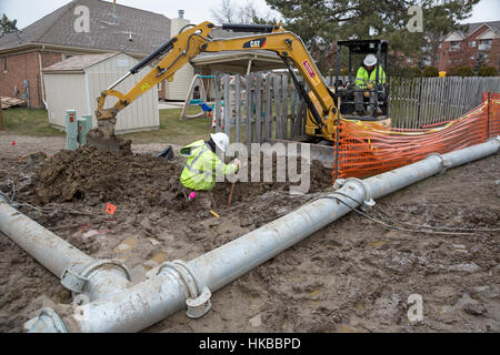 Fraser, USA. 27 janvier, 2017. L'effondrement d'un 11 pieds de large ligne d'égout souterrain menace les problèmes environnementaux pour 11 communautés dans la banlieue de Detroit. L'effondrement a créé un gouffre qui a détruit trois maisons. Estiment que la réparation de la ligne d'égout pourrait coûter 100 millions de dollars. Jusqu'à ce que la ligne est fixé, ils disent qu'il peut être nécessaire de détourner les eaux d'égout brutes dans la rivière Clinton. Crédit : Jim West/Alamy Live News Banque D'Images