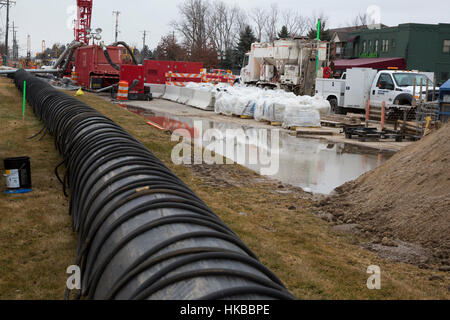 Fraser, USA. 27 janvier, 2017. L'effondrement d'un 11 pieds de large ligne d'égout souterrain menace les problèmes environnementaux pour 11 communautés dans la banlieue de Detroit. L'effondrement a créé un gouffre qui a détruit trois maisons. Estiment que la réparation de la ligne d'égout pourrait coûter 100 millions de dollars. Jusqu'à ce que la ligne est fixé, ils disent qu'il peut être nécessaire de détourner les eaux d'égout brutes dans la rivière Clinton. Crédit : Jim West/Alamy Live News Banque D'Images